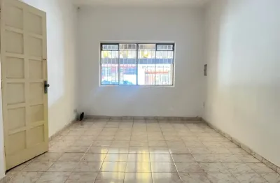 Casa térrea com 2 quartos e 2 vagas para fins residenciais e comerciais no centro.
