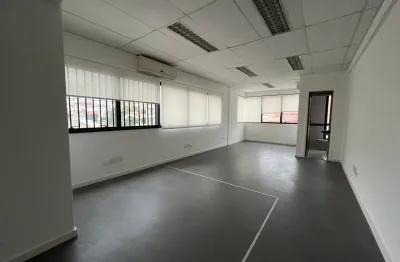 Ampla sala comercial com 59 metros, 1 vaga e 2 banheiros na av kennedy