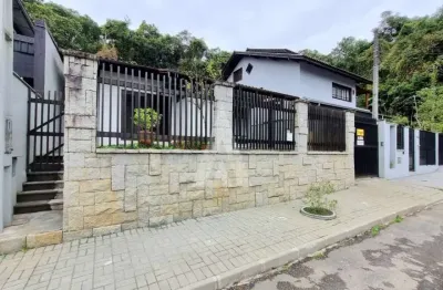 Casa Residencial no bairro Saguaçu com 3 quartos, cozinha com armários e garagem coberta para 2 carros.