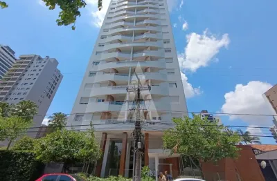 Apartamento mobiliado, com móveis planejados, composto por 3 quartos, todos suítes, e duas vagas de garagem cobertas.