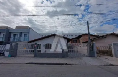 Casa residencial frente e fundos com 3 dormitórios, sendo 1 suite no bairro Adhemar Garcia.