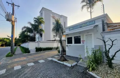 Apartamento no bairro Floresta com 2 quartos, cozinha com armários e 1 vaga de garagem.