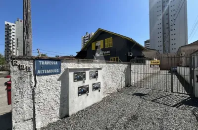 Casa residencial com 3 quartos  para alugar, 117.00 m2 por r$2390.00  - centro - joinville/sc