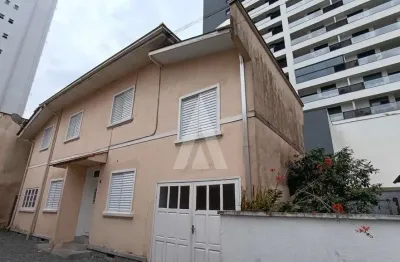 Casa com 3 quartos para alugar na Rua Jaguaruna, Centro, Joinville