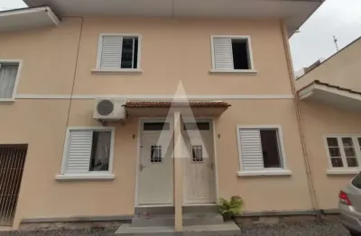 Casa com 3 quartos para alugar na Rua Jaguaruna, Centro, Joinville