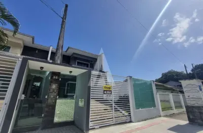 Casa geminada no bairro bom retiro com 3 quartos, sendo 1 suíte, cozinha com armários e vaga para 2 carros.