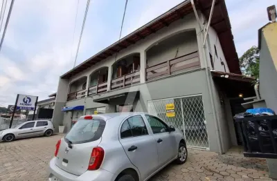 Loja comercial no bairro iririu com 1 sala e banheiro social.