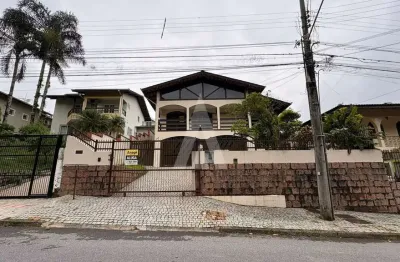 Casa residencial com 3 dormitórios sendo 1 suíte, cozinha com armários, despensa e garagem coberta para 02 carros.