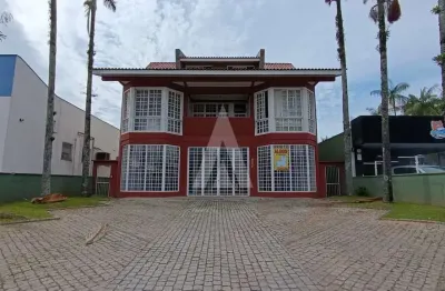 Apartamento localizado no bairro iririú, composto por 2 quartos, cozinha com armários e 1 sacada.