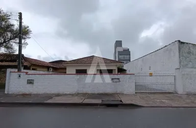 Casa localizada no bairro aventureiro, composta por dois quartos, varanda e uma vaga de garagem coberta.