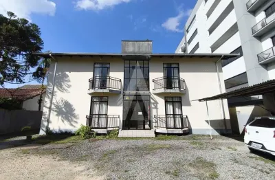 Apartamento com 01 suíte, cozinha com armários, localizado no bairro Saguaçu.