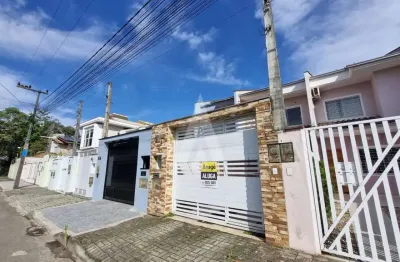 Casa com 2 quartos, cozinha com armários planejados, área fundos com churrasqueira e 1 vaga coberta no bairro aventureiro