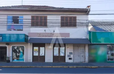 Loja comercial ampla e com estrutura na área superior para salas de atendimento ou estoque.