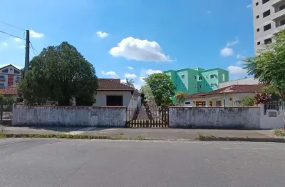Casa localizada no bairro santo antônio, composta por 2 quartos.