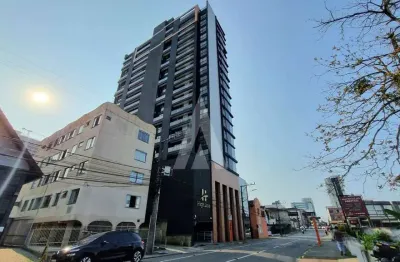 Apartamento semi mobiliado no bairro centro com 2 dormitórios sendo 01 suíte, cozinha com armários, sacada com churrasqueira e 0