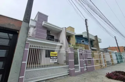 Casa geminada com 3 quartos, sendo 1 suíte, no bairro aventureiro