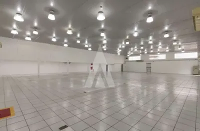 Imóvel comercial de esquina, Pé direito de 5,29m², xx m² salão principal, 03 lavabos sendo 01 para PNE, cozinha e mezanino, cont