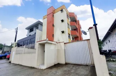 Apartamento com 2 quartos, 1 banheiro social com banheira e sacada com churrasqueira.