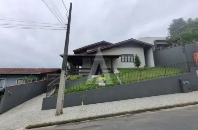 Casa residencial com 5 quartos, sendo 2 deles suíte, 2 bwc sociais, 1 lavabo, sala de estar, cozinha com armários, área de servi