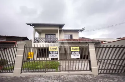 Casa residencial com 256m², 4 quartos, sendo 1 suite, 2 salas de estar/jantar, cozinha com armarios, 2 bwc socias e área de ser