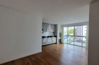 Apartamento com 2 quartos, sendo 1 suíte, sacada com churrasqueira e elevador no bairro centro,