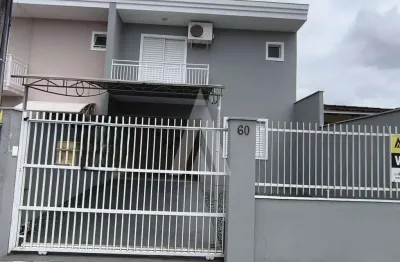 Casa no costa e silva com 03 quartos sendo 01 suíte com espaço para closet (ar condicionado na suíte e em 01 quarto)