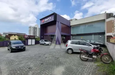 Loja comercial com 162m² no bairro Anita Garibaldi, com mezanino, 3 banheiros, conta com estacionamento.
