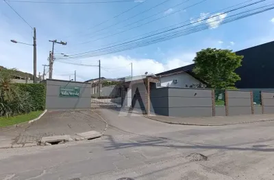 Residencia localizada no bairro bom retiro com 3 quartos, sendo uma suíte, 1 cozinha, sala de estar e jantar, área de serviço