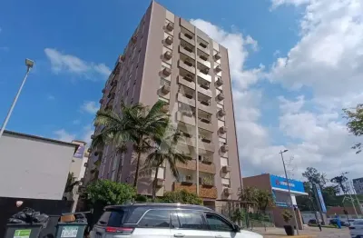 Apartamento no centro, com 2 quartos sendo 1 suíte, cozinha com armários e 1 vaga de garagem.