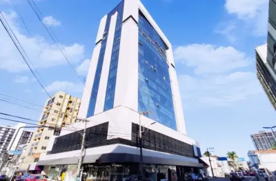 Sala comercial com móveis, hall de entrada e elevador no bairro américa.