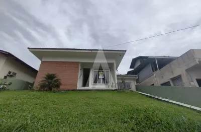 Casa com 3 quartos para alugar na Rua Ipanema, Floresta, Joinville