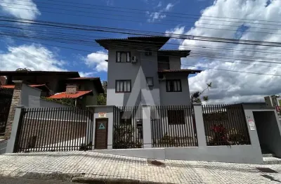 Apartamento com 2 quartos, cozinha com armários, sala de estar no bairro atiradores.
