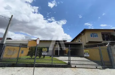 Casa no bom retiro espaçosa com quintal conta com 03 quartos com ar condicionado sendo 01 suíte com hidromassagem