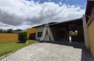 Casa no bom retiro espaçosa com quintal conta com 03 quartos com ar condicionado sendo 01 suíte com hidromassagem