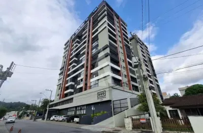 Apartamento semimobiliado com 2 quartos, sendo 1 suíte, sacada com churrasqueira e elevador no bairro anita garibaldi.