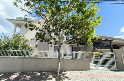 Casa completa de armários no floresta com 03 quartos sendo 01 suíte com ar condicionado