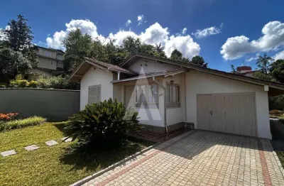 Casa semi mobiliada com 3 quartos sendo 1 suíte, com amplo terreno no bairro saguaçu