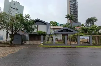 Casa comercial localizada no bairro Atiradores, composta por 6 salas e vaga de garagem coberta.