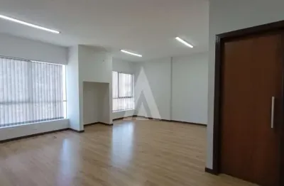 Sala comercial localizada no centro da cidade, dispondo de 1 lavabo e 1 vaga de garagem.