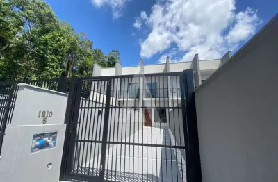 Geminado semi mobiliado com 2 quartos localizado no bairro iririu