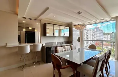 Apartamento de alto padrão mobiliado, com 3 suites, hidromassgem e churrasqueira no bairro centro.