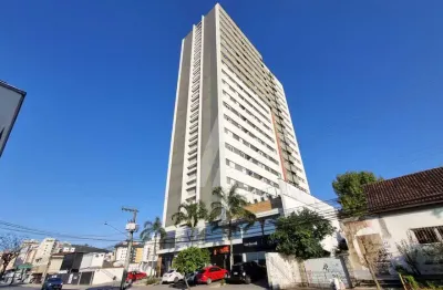 Apartamento semi mobiliado com 2 quartos, sendo 1 suíte, sacada com churrasqueira e elevador, no Centro.