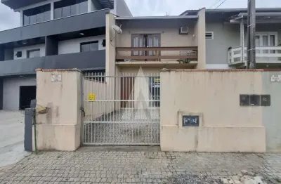 Casa residencial com 1 quarto, sala de estar e jantar, cozinha com armários, 1 banheiro social e área de serviço no bairro Flor