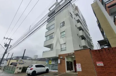 Apartamento semi mobiliado, com 1 suíte, sala de estar e jantar, cozinha, 1 banheiro social e área de serviço e 2 vagas de garag