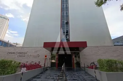 Sala comercial localizada no centro da cidade, composta por 1 banheiro e 1 cozinha