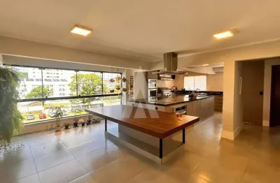 Apartamento semi mobiliado, com 4 quartos, sendo 2 suítes, hidromassagem, 2 vagas de garagem no bairro centro.