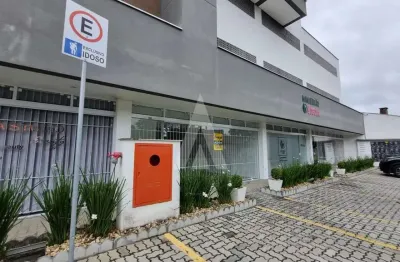 Sala comercial de 44,72m² com 01 banheiro e vaga de estacionamento rotativa frontais.