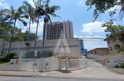 Apartamento com 03 quartos, sendo um suíte com closet, 02 vagas, prédio com elevador no bairro Glória.