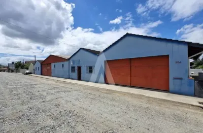 Galpão com 5 salas, 2 lavabos e 1 cozinha com armários no bairro floresta.