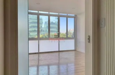 Conjunto comercial com pé direito duplo na avenida paulista